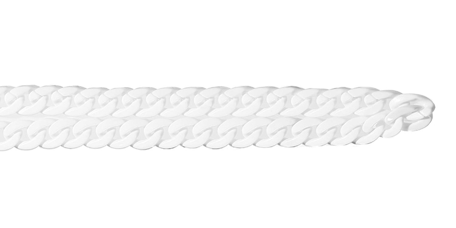 Nahaufnahme einer weißen Brillenkette. Die Kette besteht aus verbundenen, ovalen Gliedern. Der Hintergrund ist weiß.