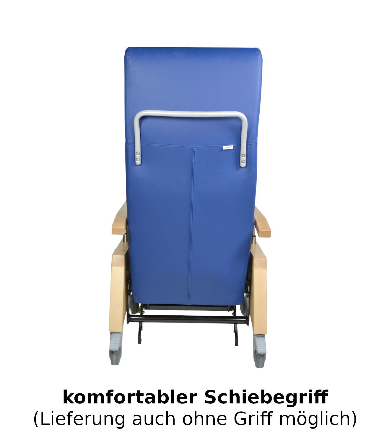Rückansicht eines blauen Pflegesessels mit Holzarmlehnen und Rollen. Text: komfortabler Schiebegriff.