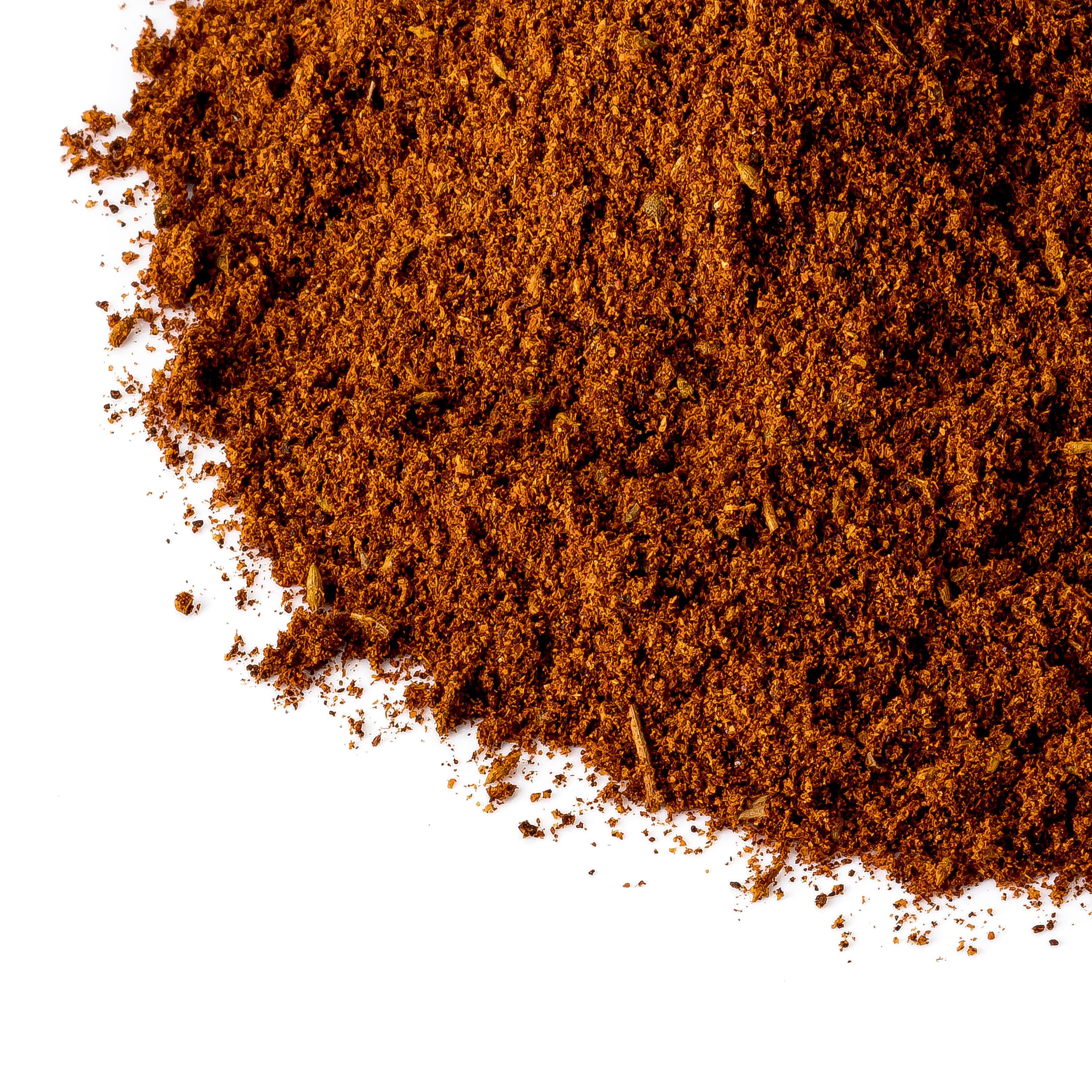 Nahaufnahme von Chili Ancho Gewürz. Braune, pulverförmige Textur. Auf weißem Hintergrund.