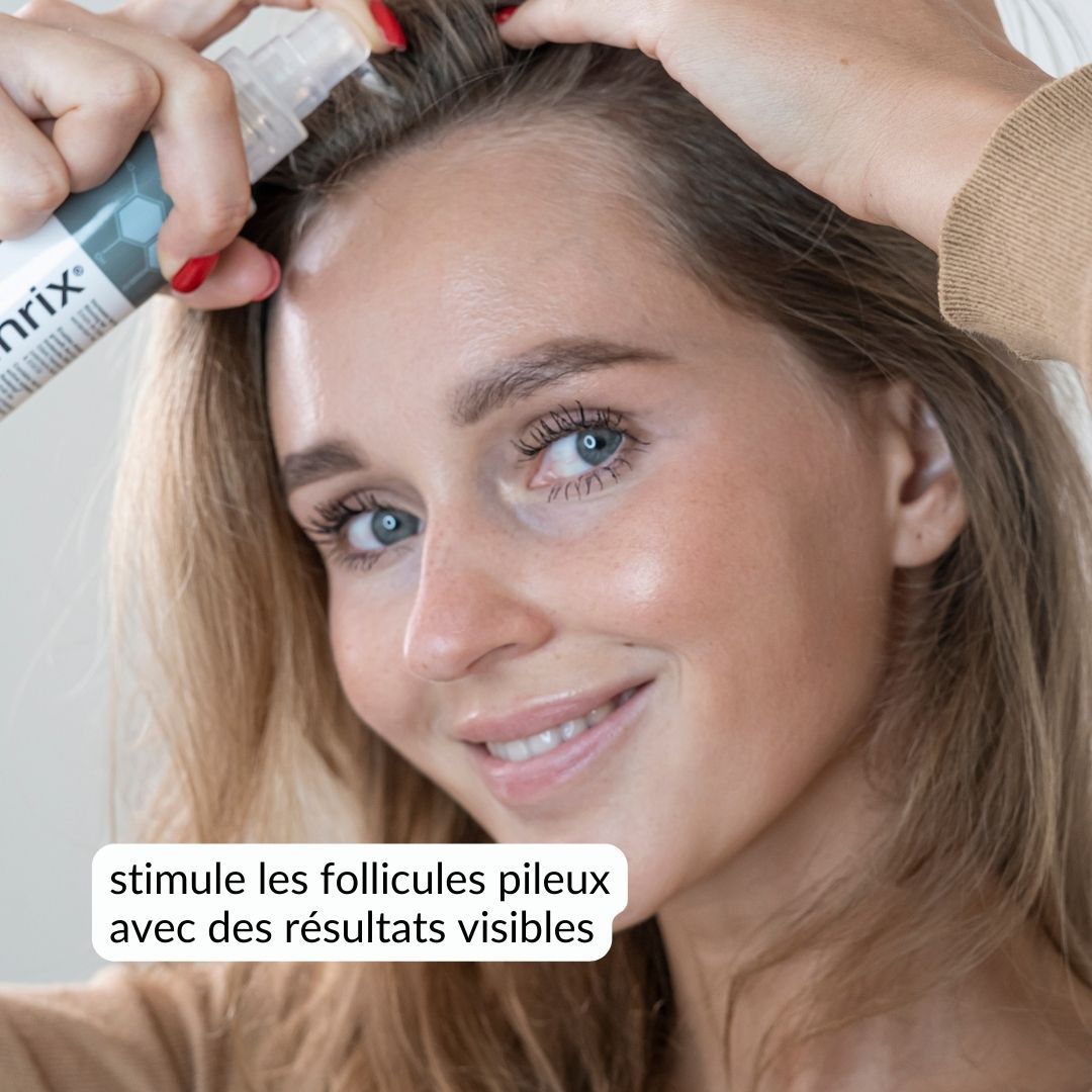 Une femme sourit, tenant un flacon de produit. Texte : réactive les follicules pileux avec des résultats visibles.