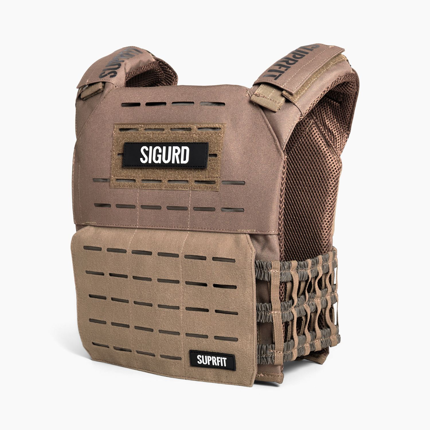 Braune Gewichtsweste mit „SIGURD“-Patch. Marke SUPRFIT. Seitliche Gurte und Schulterpolster mit Schlitzen.
