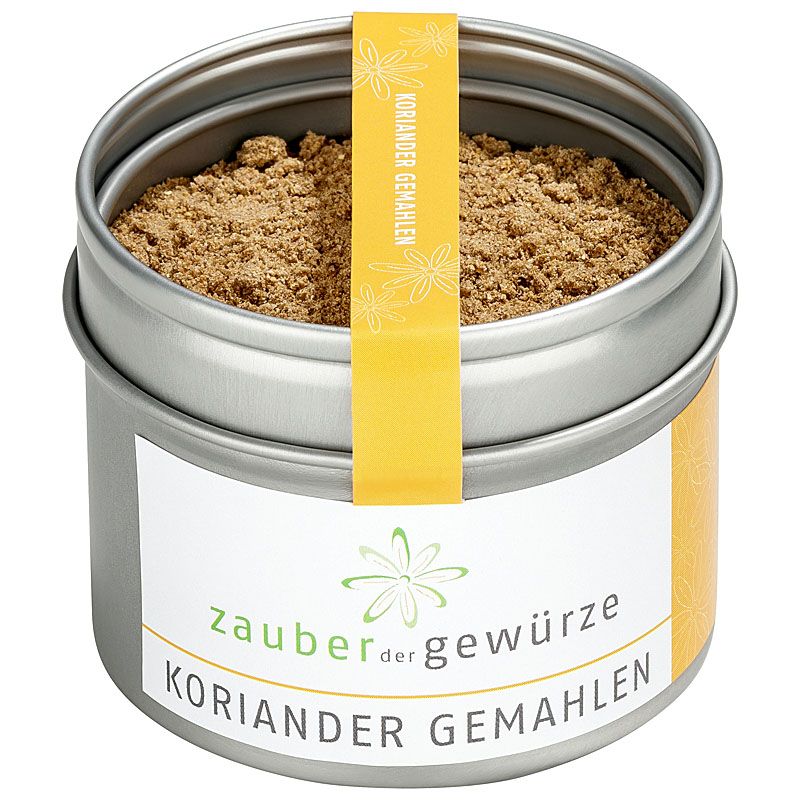 Metallbehälter mit gemahlenem Koriander. Gelbes Etikett mit Schriftzug: Zauber der Gewürze Koriander gemahlen.