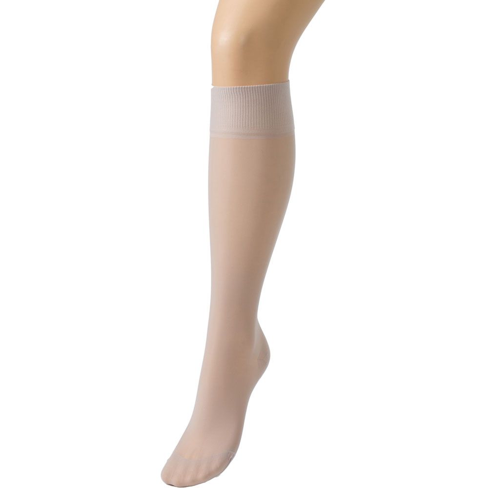 Beige Kompressionsstrumpf am Bein. Feines Material, Kniestrümpfe. Oberer Bund gerippt.
