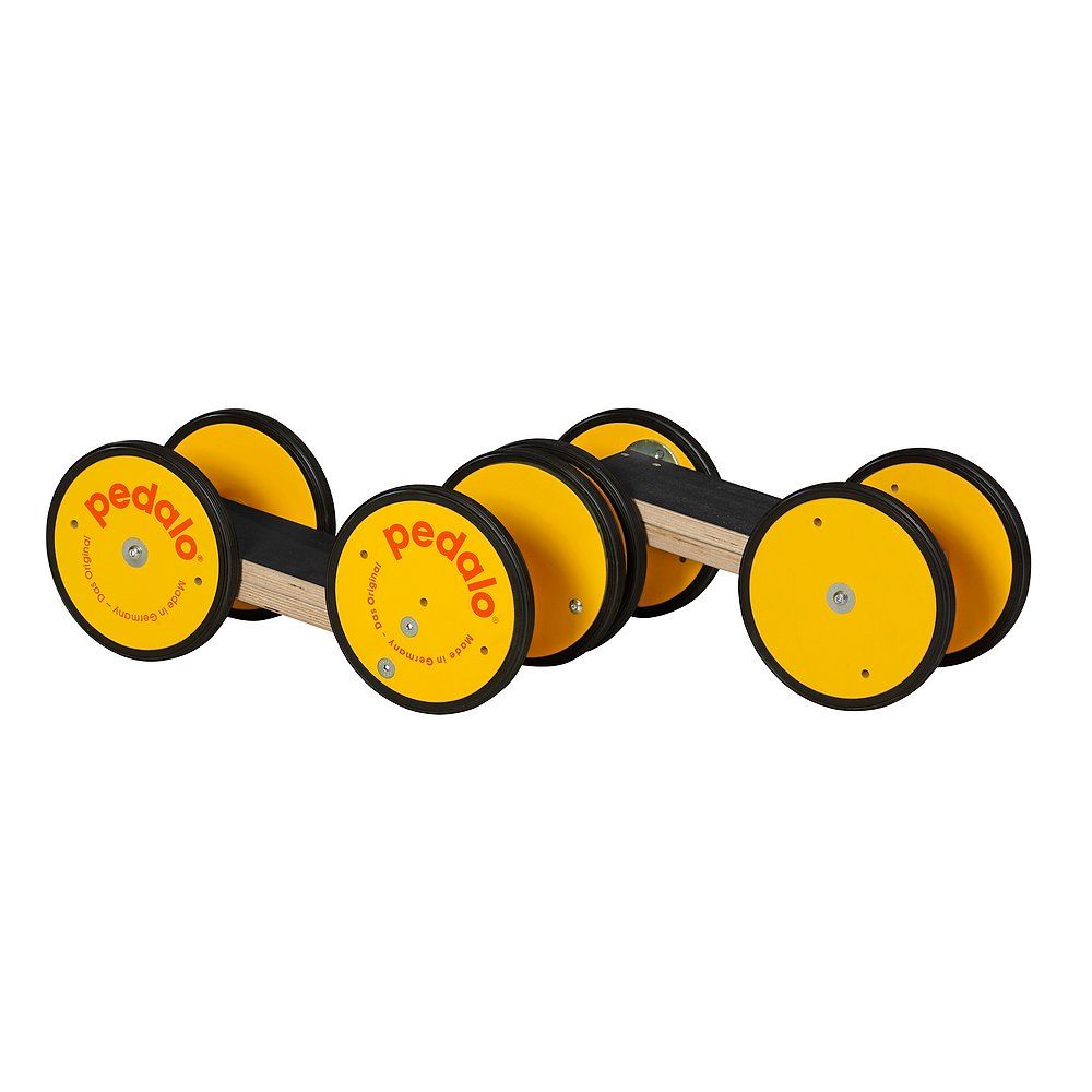 Zwei gelbe Pedalo Koordinationstrainer. Holzrahmen, gelbe Räder mit schwarzem Rand. Aufschrift: Pedalo. Made in Germany.
