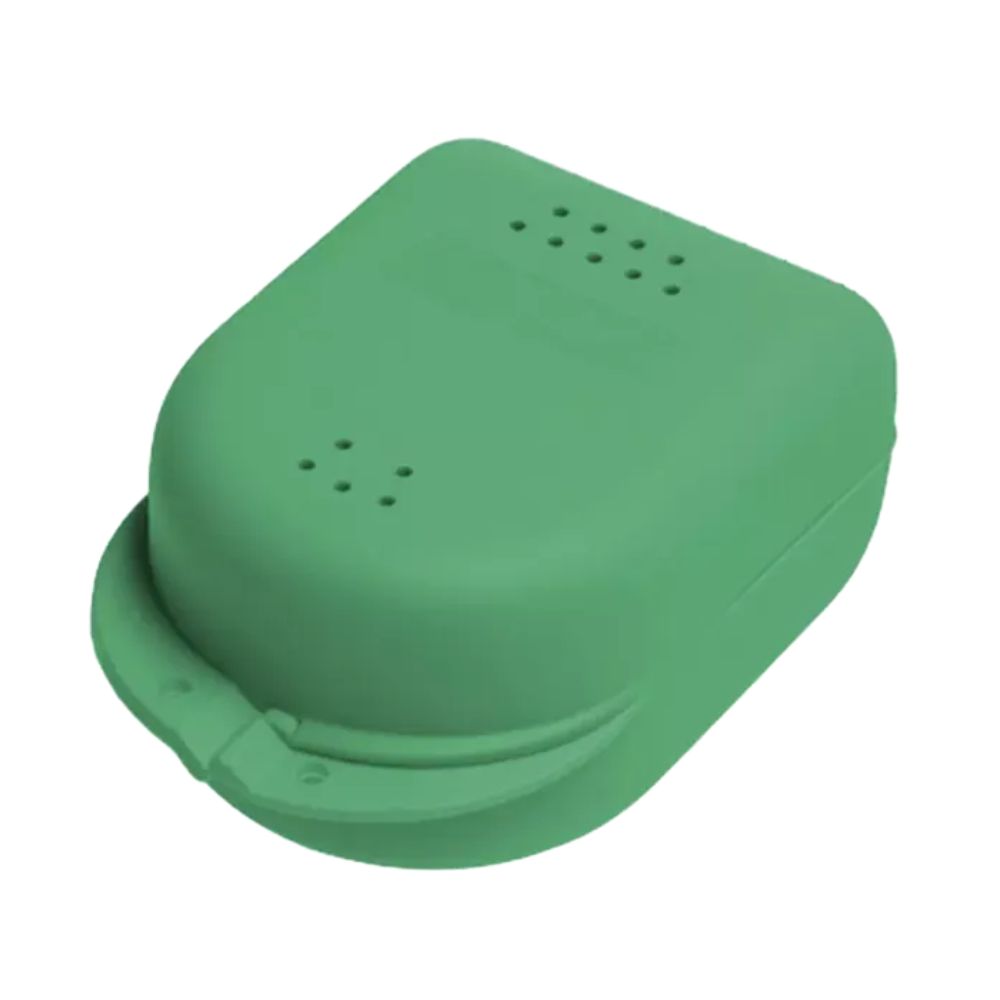 Grüne Zahnspangenbox mit abgerundeten Ecken und Belüftungslöchern. Mit Griff. Kunststoff.