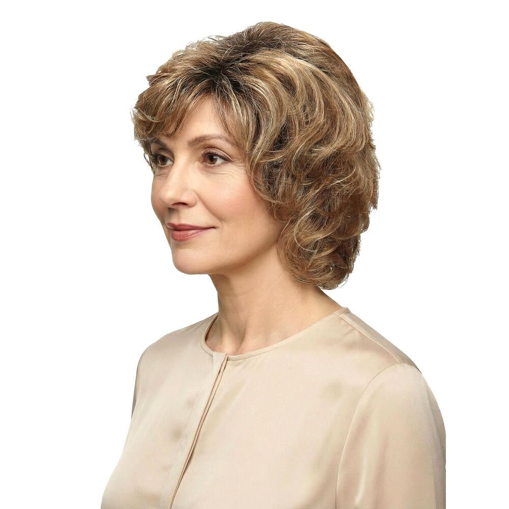 Perücke mit gewelltem, blond-braunem Haar. Die Frau trägt ein helles Oberteil. Seitenansicht, vor weißem Hintergrund.