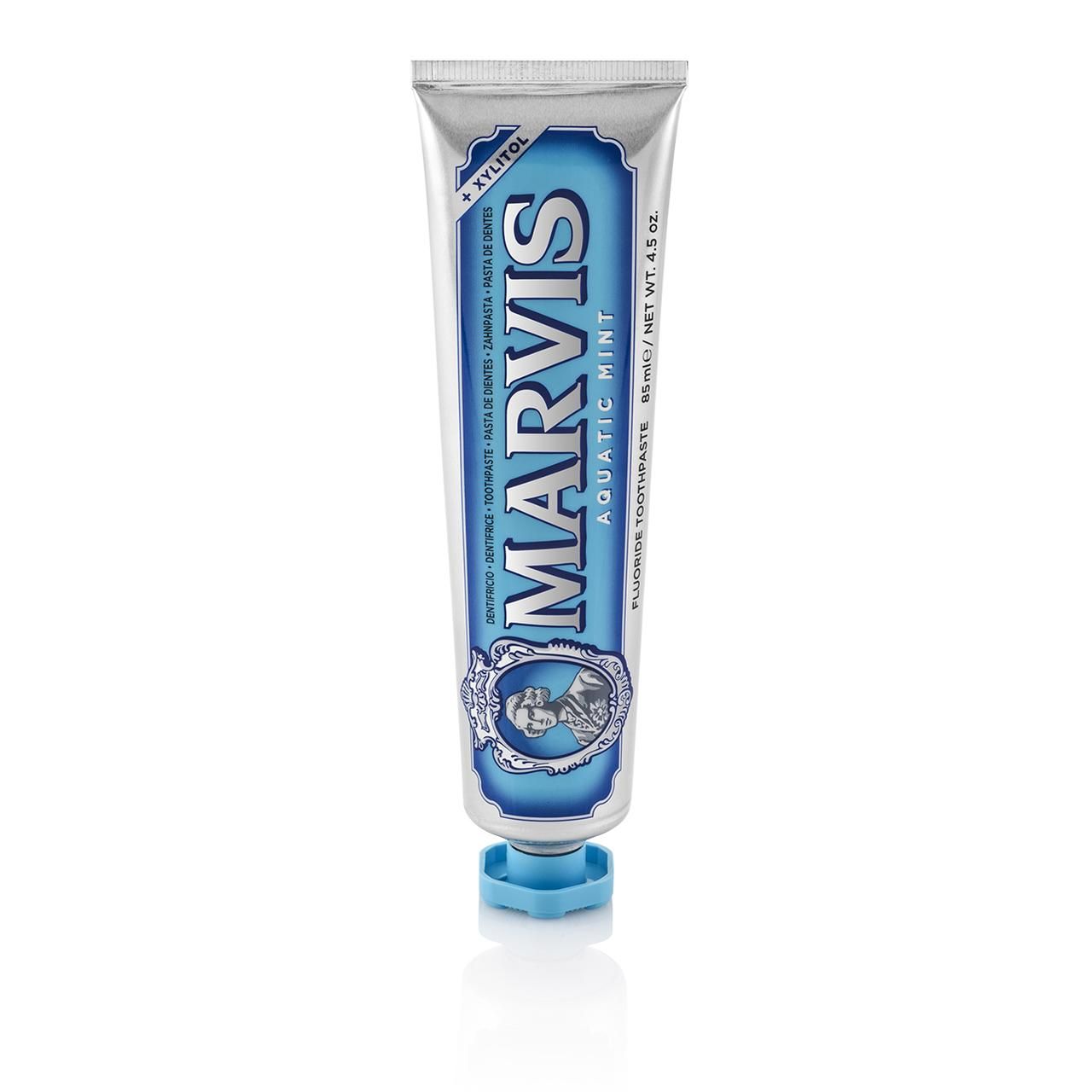 Zahnpasta-Tube. Silberfarbene Tube mit blauem Etikett. Aufschrift: MARVIS Aquatic Mint. Blaue Kappe.