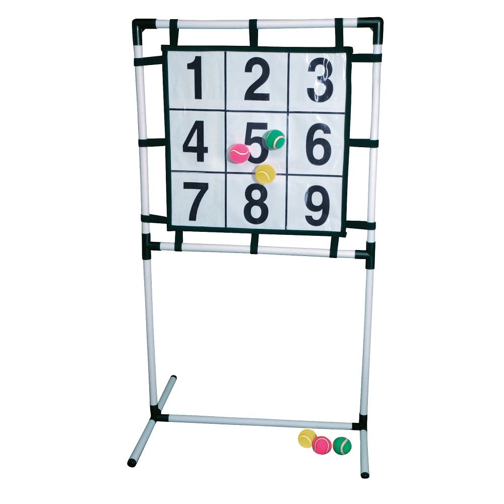 Wurfspiel mit Zahlenfeld und Tennisbällen. Neun nummerierte Felder, weißer Rahmen, grüne Akzente. Drei Bälle liegen am Boden.