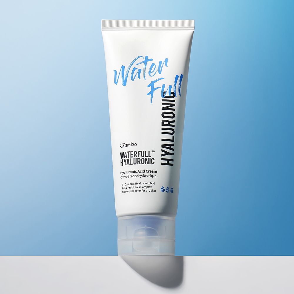 Weiße Tube mit blauem Aufdruck. Text: Water Full Hyaluronic. Produktname und Inhaltsstoffe. Nahaufnahme.