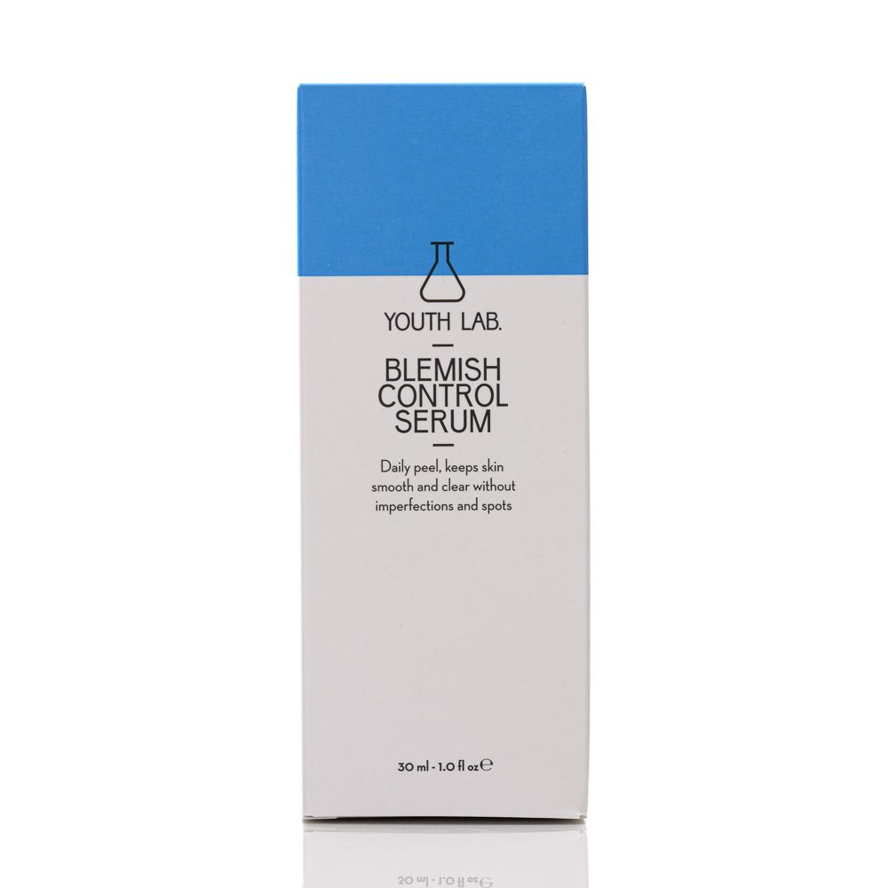 Weiße Verpackung mit blauem Deckel. Aufschrift: YOUTH LAB Blemish Control Serum. Text: Daily peel, keeps skin smooth and clear without imperfections and spots.