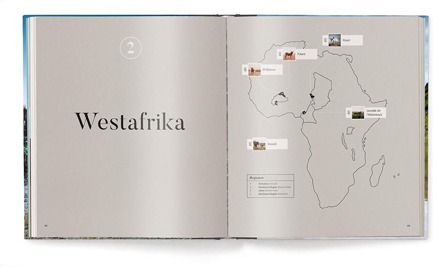 Buchdoppelseite mit Karte von Westafrika. Markierungen zeigen Orte. Textabschnitt mit Informationen.