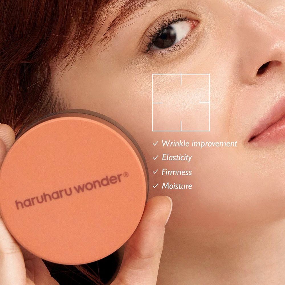 Person hält eine Creme-Dose. Gesicht mit hervorgehobenen Bereichen. Text mit Vorteilen.