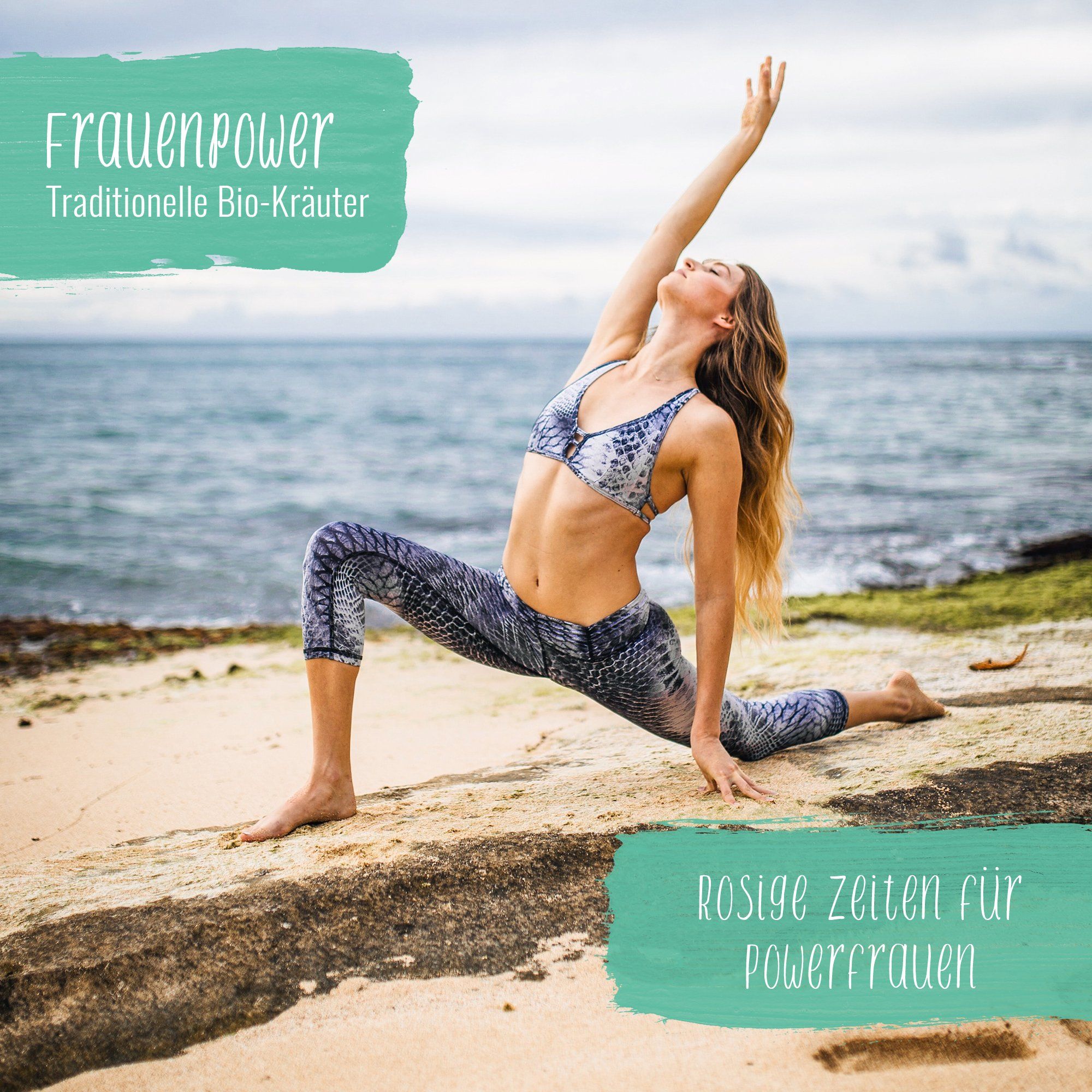Frau in Sportkleidung macht Yoga am Strand. Text: Frauenpower, Traditionelle Bio-Kräuter, Rosige Zeiten für Powerfrauen.