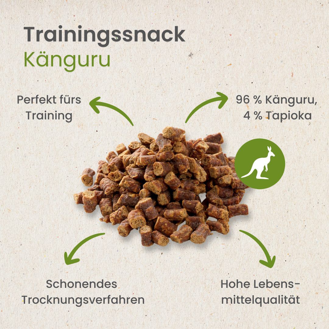 Haufen von Känguru-Trainingssnacks für Hunde, kleine, braune, zylindrische Stücke.