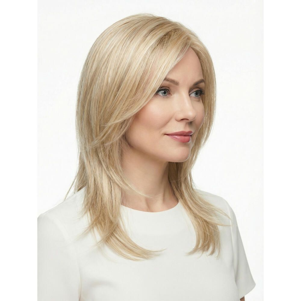 Blond gefärbte Perücke mit schulterlangem, gestuftem Schnitt. Die Frau trägt ein weißes Oberteil. Dreiviertelansicht.