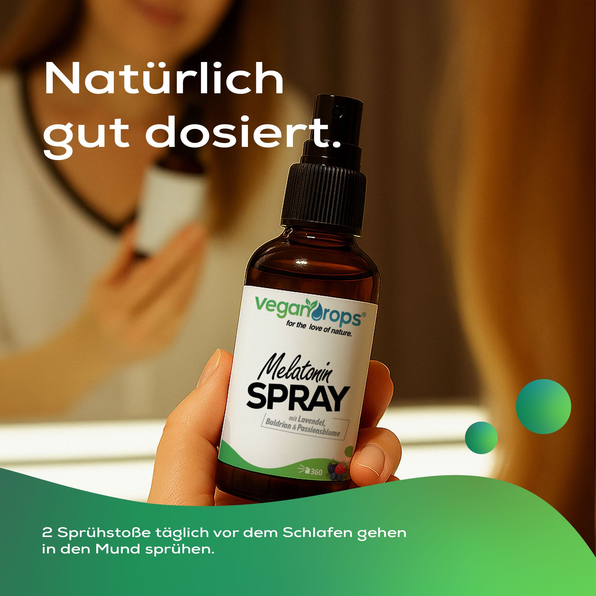 Person hält eine braune Glasflasche von Vegan Drops® Melatonin Spray. Aufschrift: Melatonin Spray mit Lavendel, Baldrian & Passionsblume.
