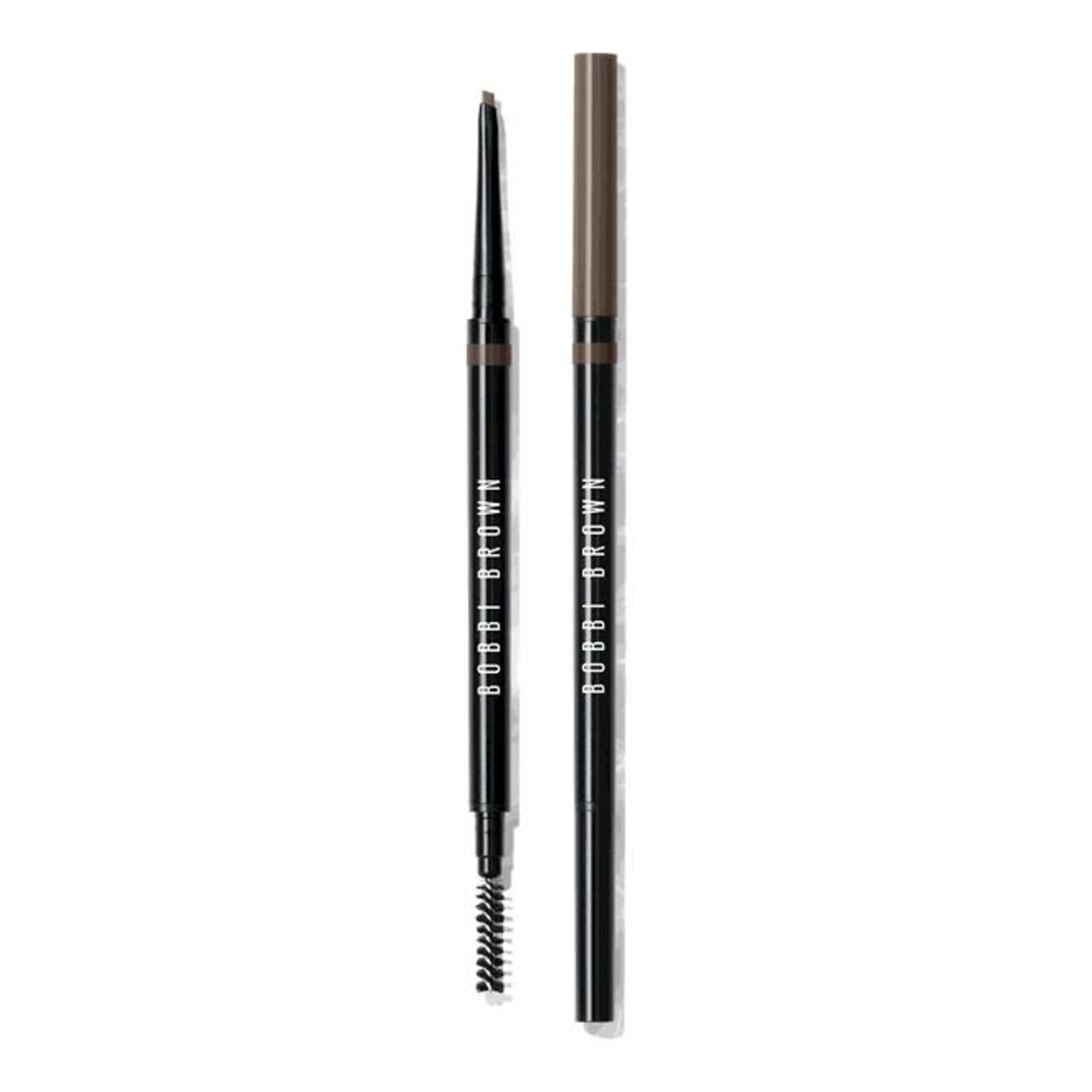 Zwei Augenbrauenstifte. Einer mit Bürste, einer mit Kappe. Beide Stifte sind schwarz mit dem Markennamen Bobbi Brown.