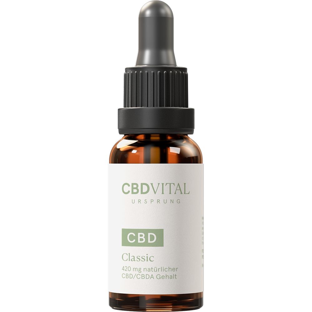 Braune Glasflasche mit Tropfer und weißem Etikett. Aufschrift: CBD VITAL URSPRUNG Classic. 420mg natürlicher CBD/CBDA Gehalt.