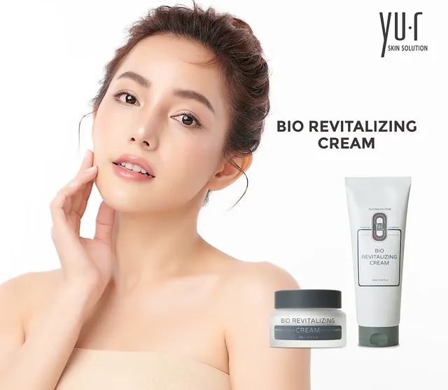 Frau berührt Gesicht. Aufschrift: Bio Revitalizing Cream. Marke: Yu.r.
