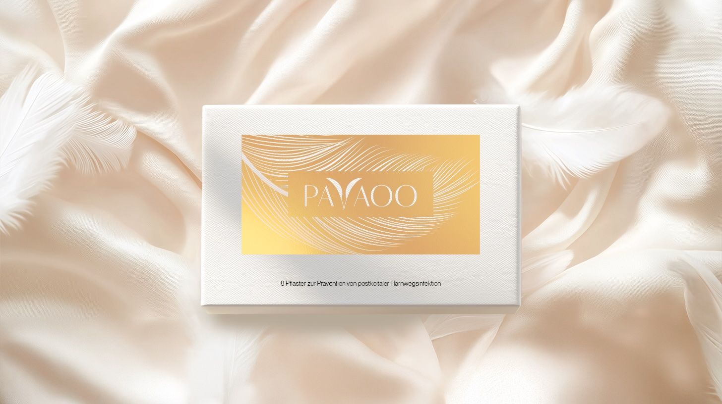 PAVAOO Verpackung auf seidigem Stoff. Goldene Schriftzüge und Federdetails auf weißem Karton.