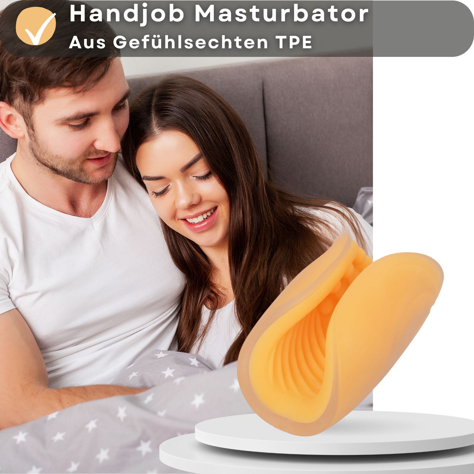 Masturbator aus TPE. Orange. Mit Rillen und Noppen. Paar im Hintergrund.