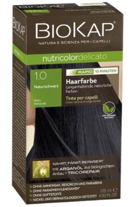 Biokap Naturkosmetik Haarfarbe Naturschwarz 1.0. Die Verpackung zeigt eine braune Schachtel mit dem Markennamen und Produktbezeichnung. Auf der Schachtel sind Informationen über die Haarfarbe, einschließlich der Farbe Naturschwarz und der Menge von 135 ml, angegeben.