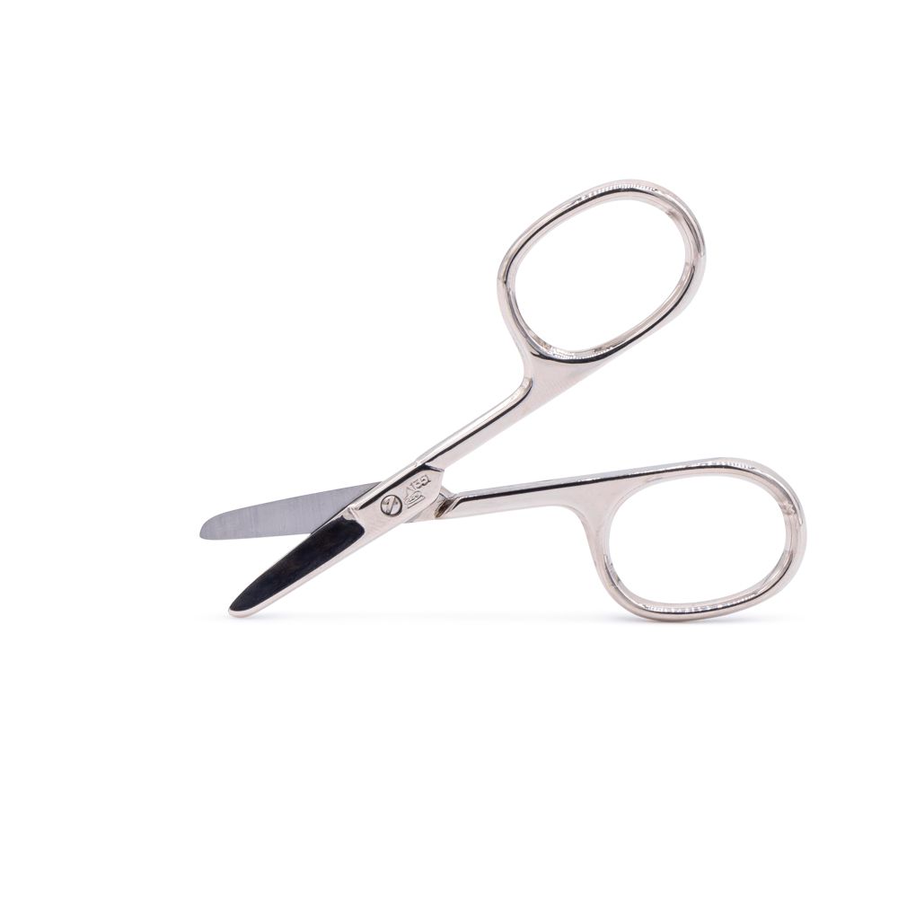 Kleine, silberne Nagelschere mit schwarzen Griffen. Offene Klingen.