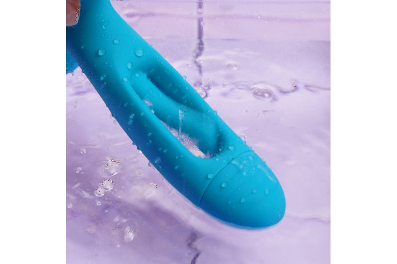 Produit de bien-être turquoise sous l'eau. Il a une ouverture et est recouvert de gouttelettes d'eau.