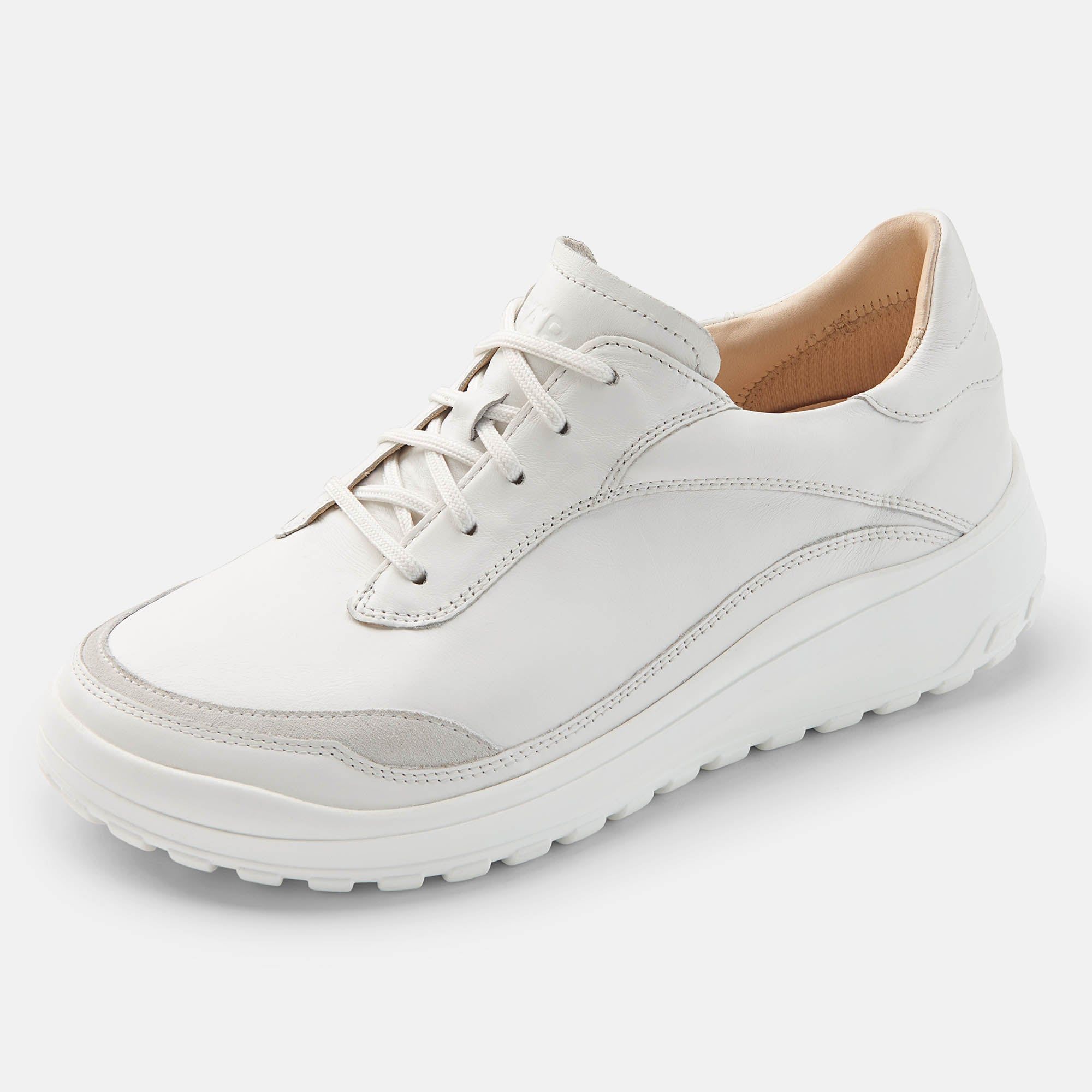 Weißer Schnürschuh. Hellgraue Akzente an der Spitze. Dicke Sohle. Innenfutter beige.