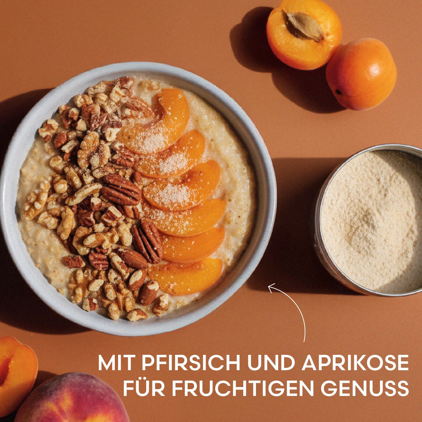 Schüssel mit Haferflocken, Nüssen und Pfirsich- und Aprikosenstücken. Text: Mit Pfirsich und Aprikose für fruchtigen Genuss.
