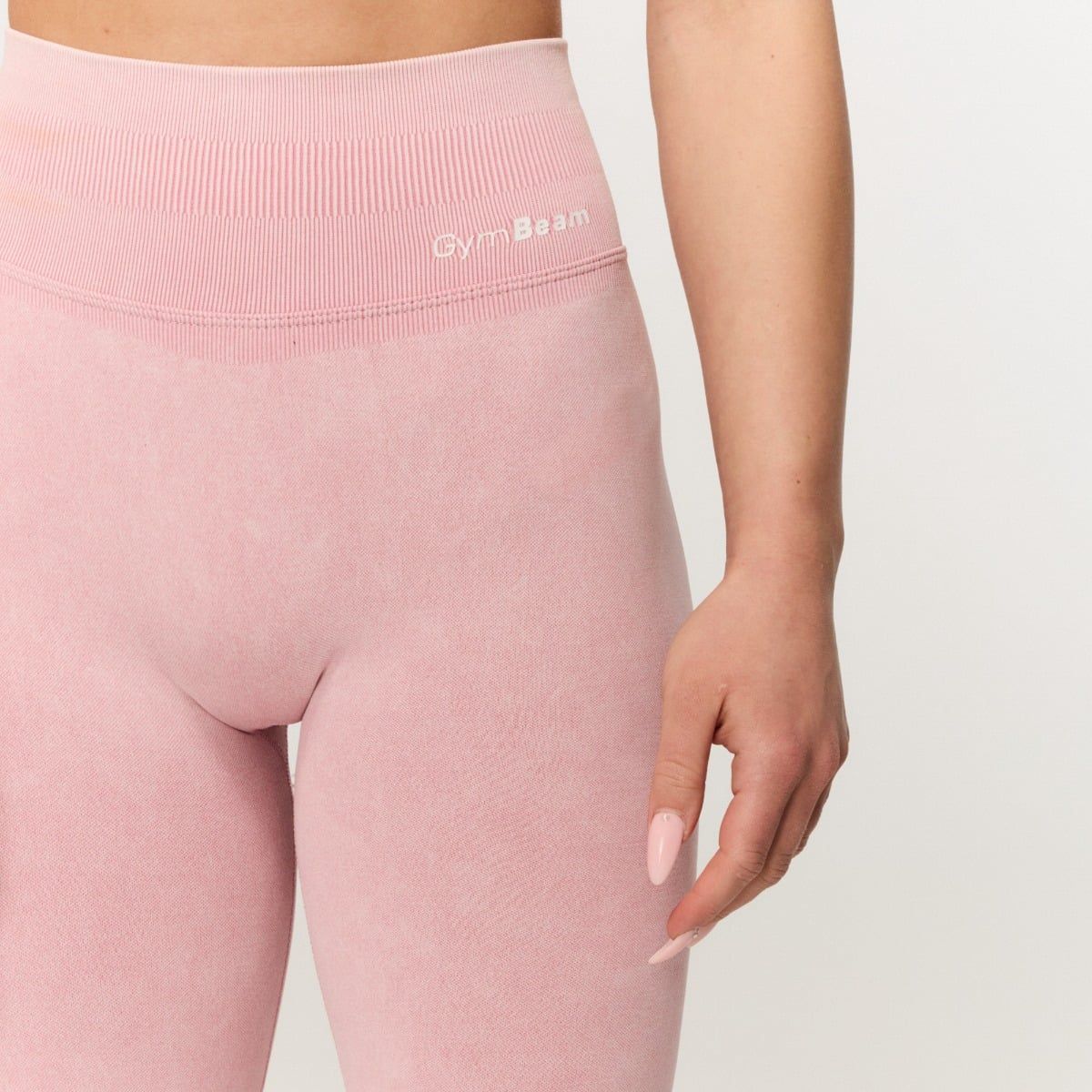 Detailansicht der nahtlosen Babyrosa Damen-Leggings mit Bund und Logo.