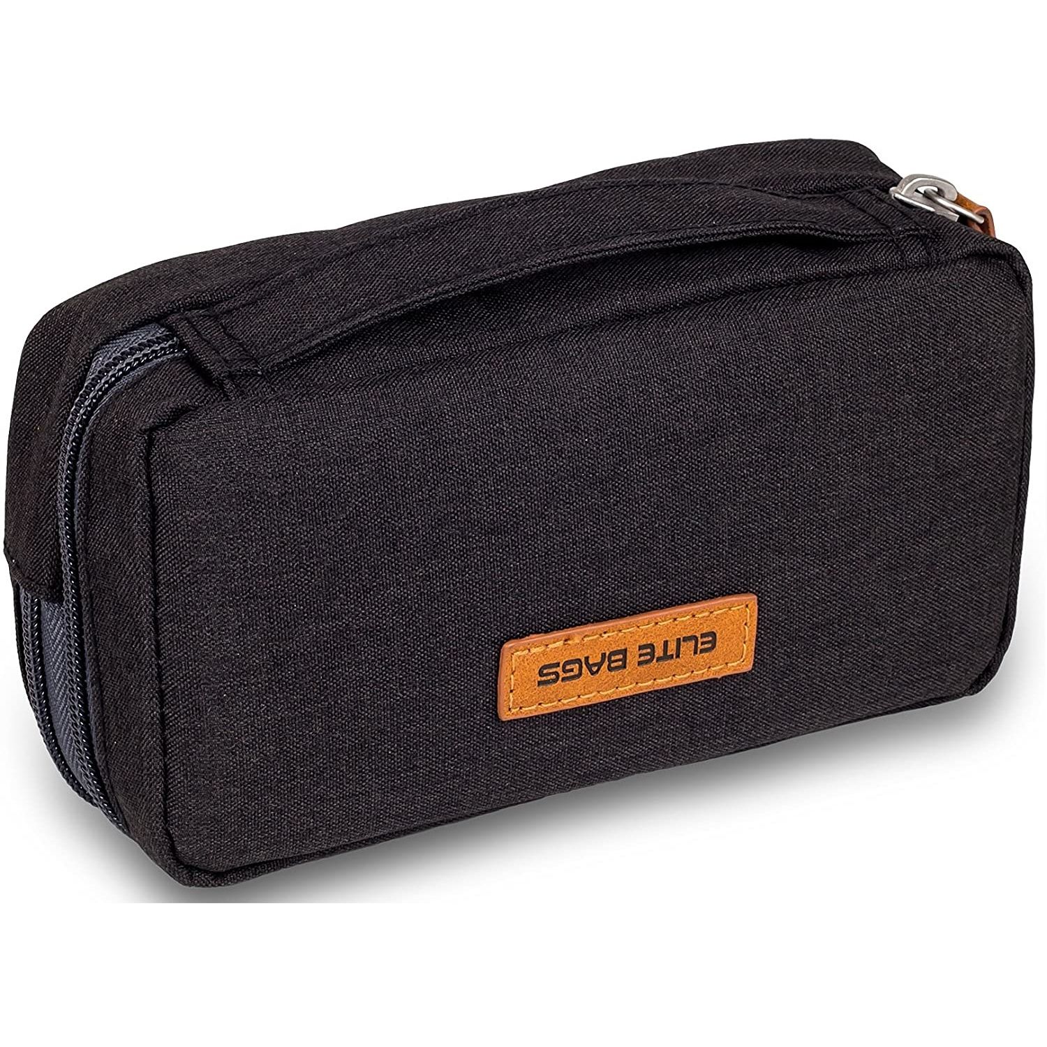 Schwarze, rechteckige Tasche mit Tragegriff und Reißverschluss. Braunes Etikett mit ELITE BAGS Logo.
