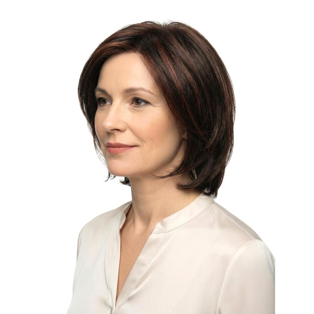 Kurzhaarperücke in Braun-Rot-Tönen. Seitenansicht einer Frau mit der Perücke. Helles Oberteil.