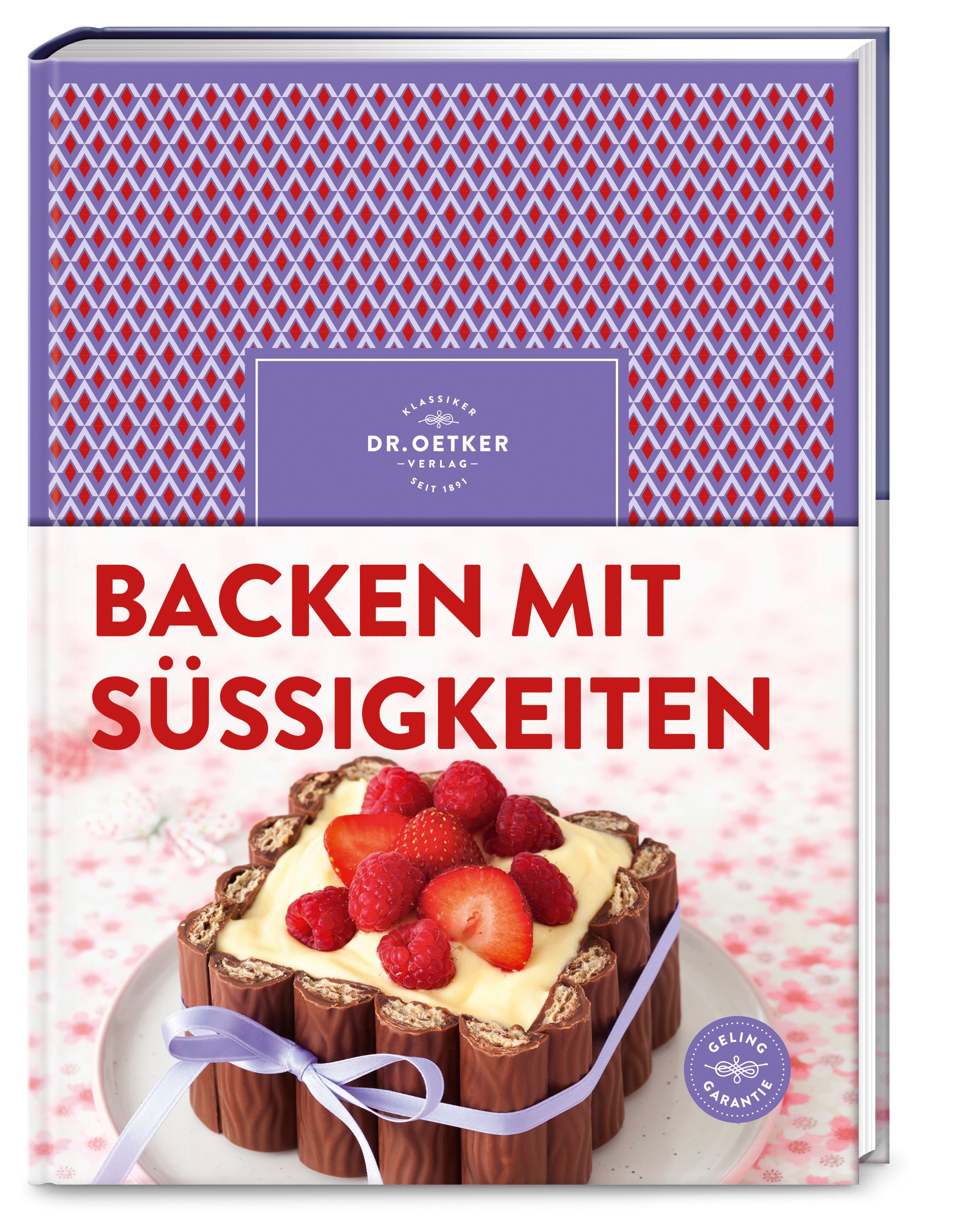 Buch mit dem Titel "Backen mit Süßigkeiten". Auf dem Cover ein Kuchen mit Erdbeeren und Himbeeren. Dr. Oetker Verlag.