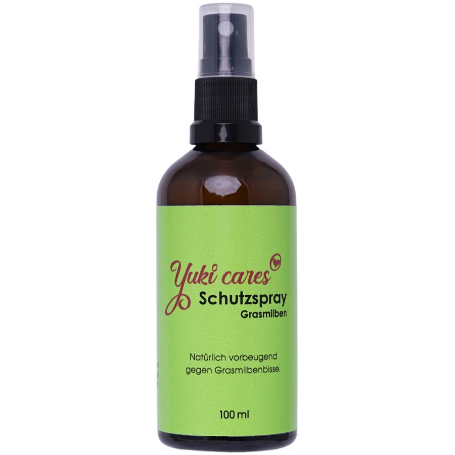 Braune Sprühflasche mit grünem Etikett. Text: Yuki cares Schutzspray Grasmilben. 100 ml.