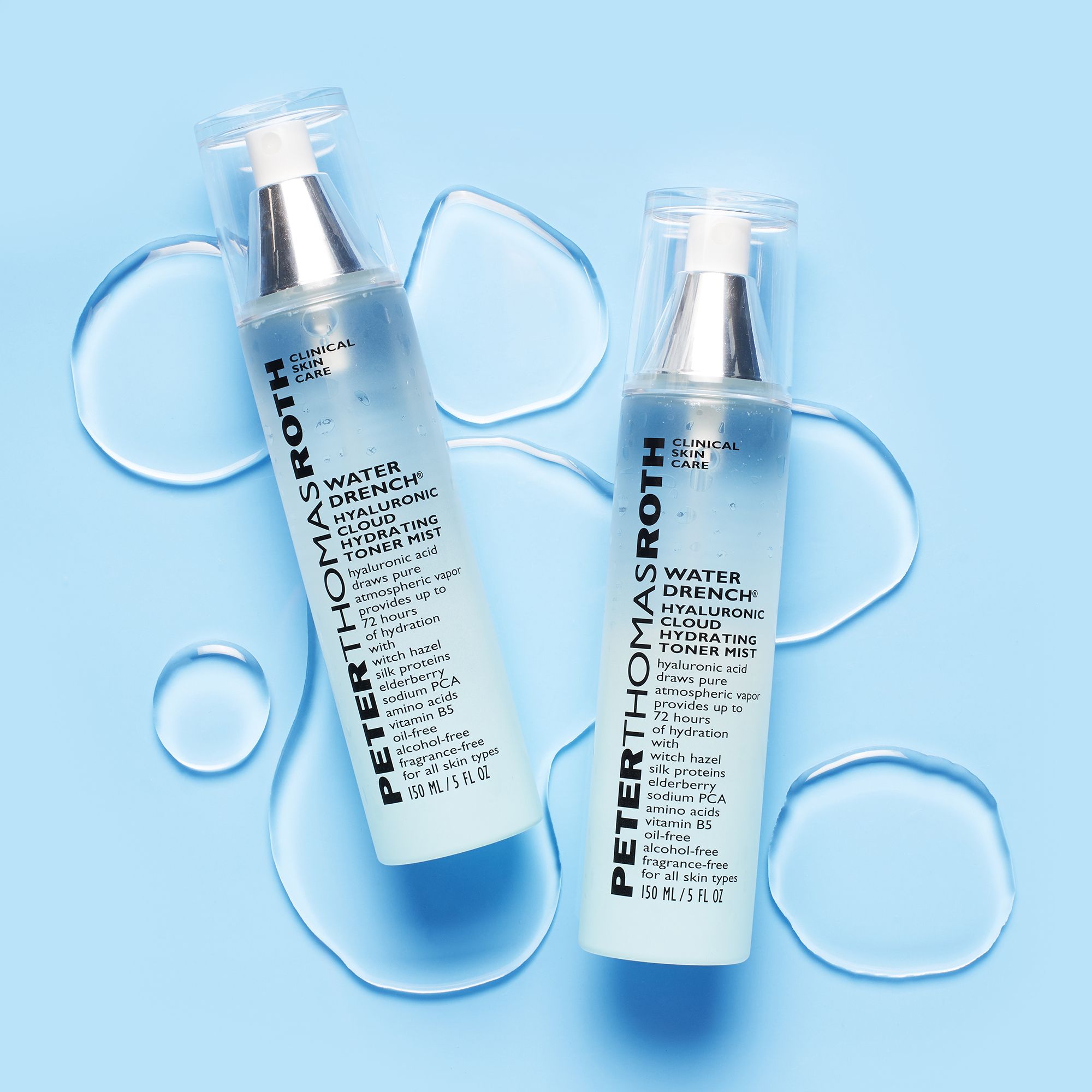 Zwei Peter Thomas Roth Water Drench Hydrating Toner Mist Flaschen. Auf blauem Hintergrund mit Wassertropfen.