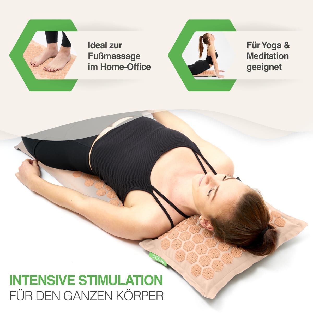Frau liegt auf Akupressurmatte und Kissen. Text: Ideal zur Fußmassage im Home-Office. Für Yoga & Meditation geeignet. Intensive Stimulation.