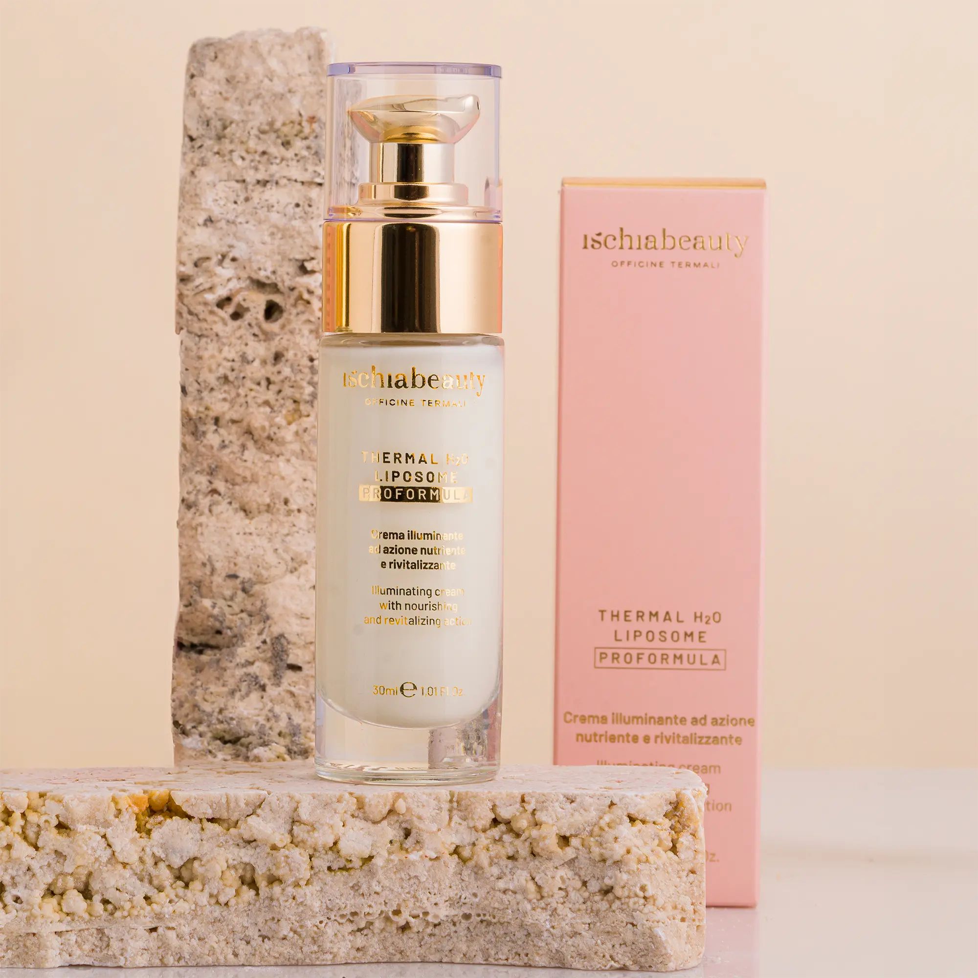 Creme-Flakon und Verpackung. Beschriftung: ischiabeauty, Thermal H2O Liposome Proformula. Auf Steinblöcken platziert.