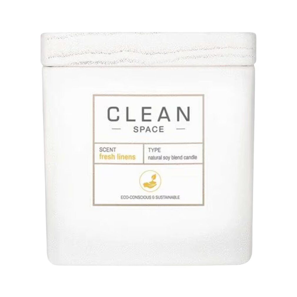 Weiße Kerze mit Holzdeckel. Aufschrift CLEAN SPACE, Duft: fresh linens, Typ: natural soy blend candle. Ökologisch & nachhaltig.