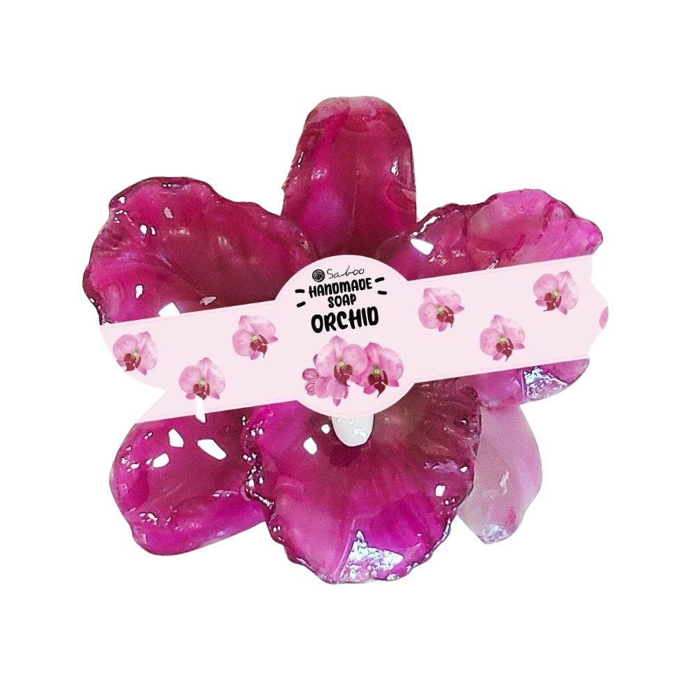Seife in Blütenform mit rosa Blütenblättern. Mit Etikett "SABOO Handmade Soap ORCHID".