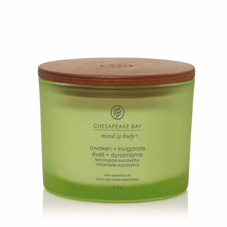 Grüne Kerze mit Holzdeckel. Aufschrift: Chesapeake Bay, mind & body, awaken + invigorate, 312g. Mit ätherischen Ölen.