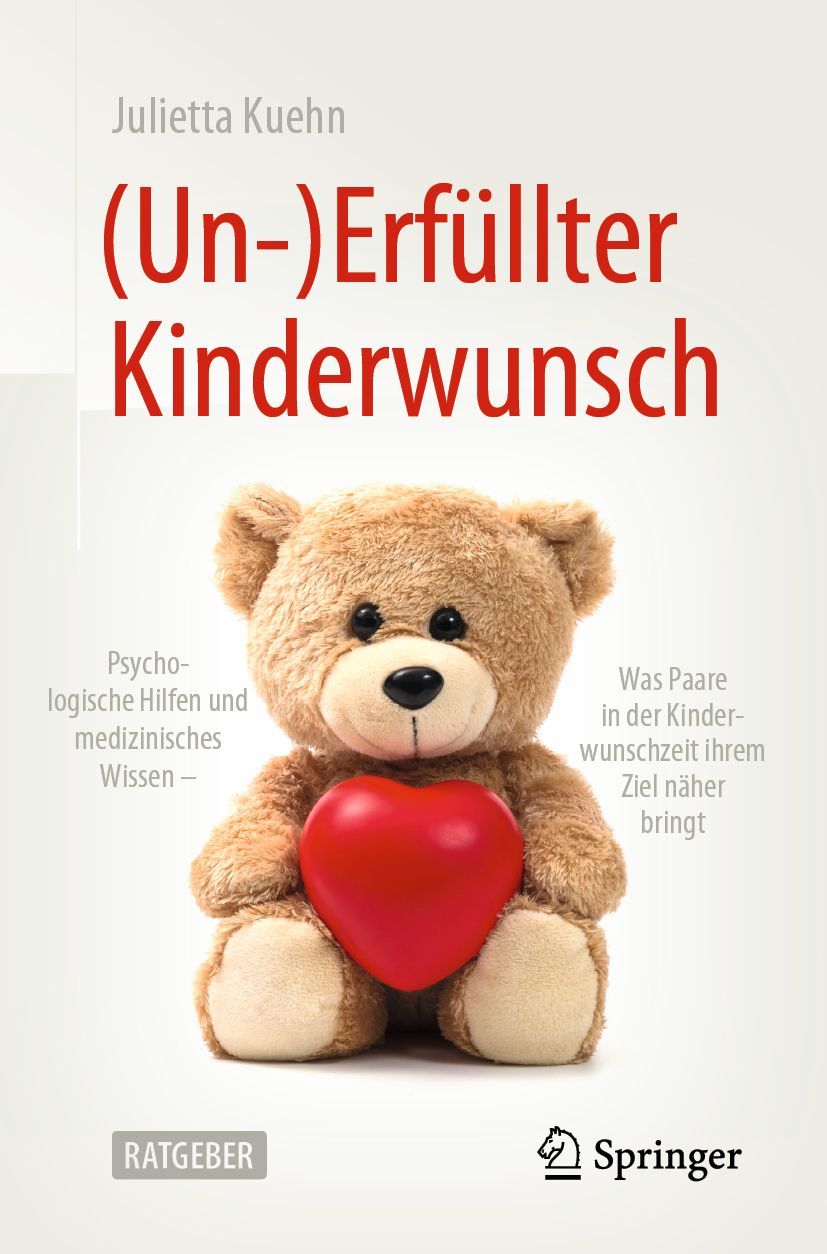 Buchcover: (Un-)Erfüllter Kinderwunsch. Teddybär mit rotem Herz. Titel in Rot. Autorin: Julietta Kuehn. Verlag Springer.
