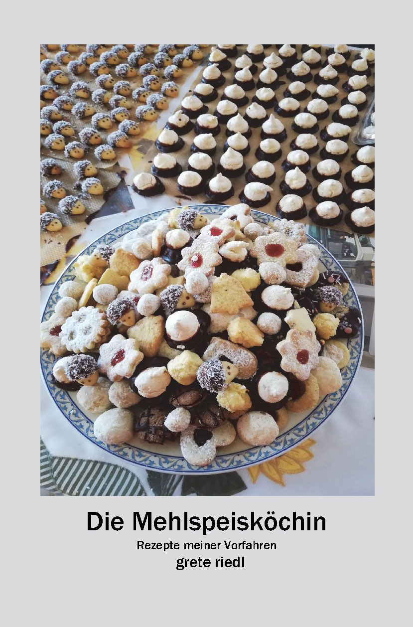 Teller mit verschiedenen Keksen. Einige sind mit Schokolade, andere mit Zuckerguss oder Marmelade verziert. Im Hintergrund weitere Kekse.