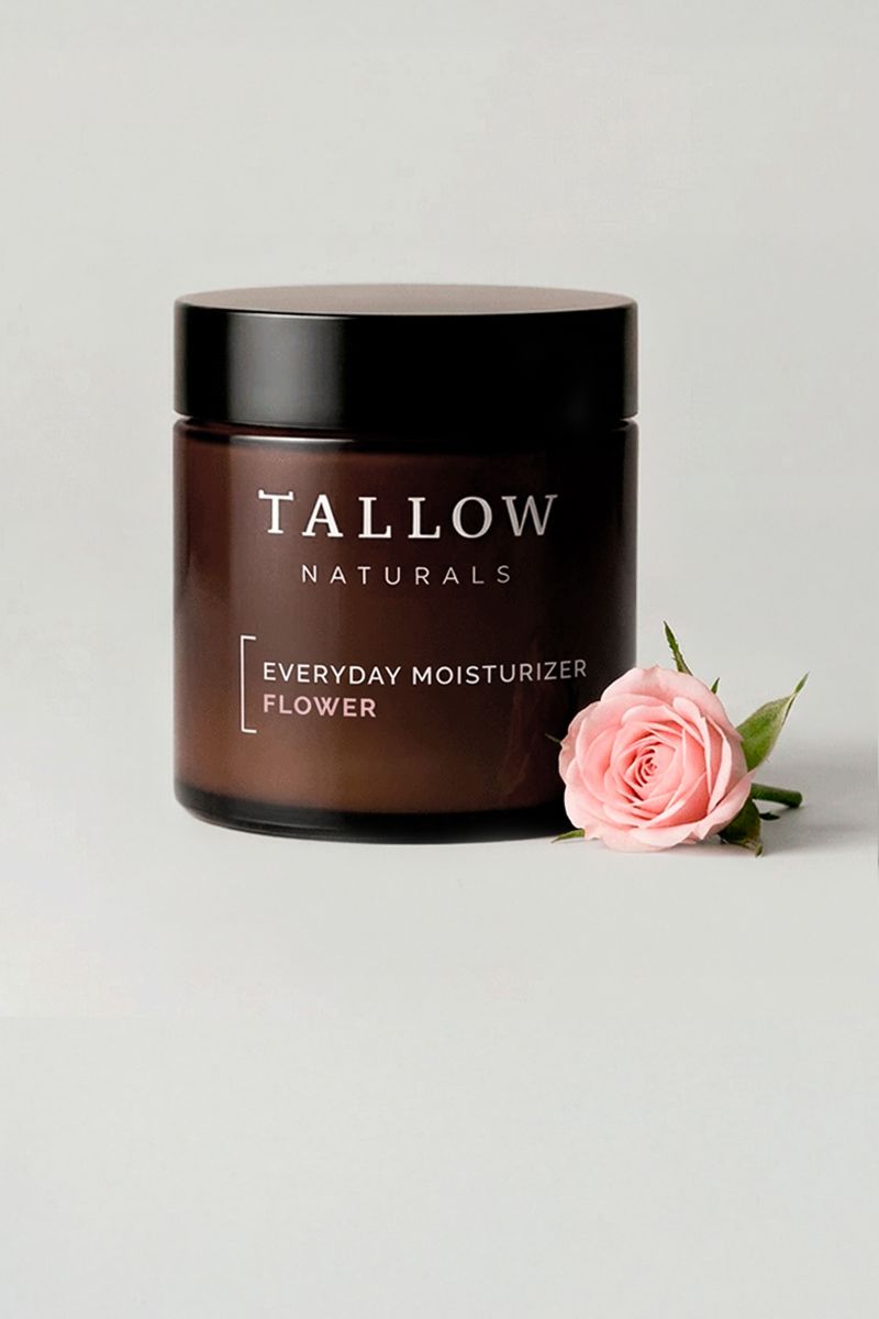 Braune Tiegel mit schwarzem Deckel. Aufschrift: Tallow Naturals, Everyday Moisturizer Flower. Daneben eine rosa Rose.