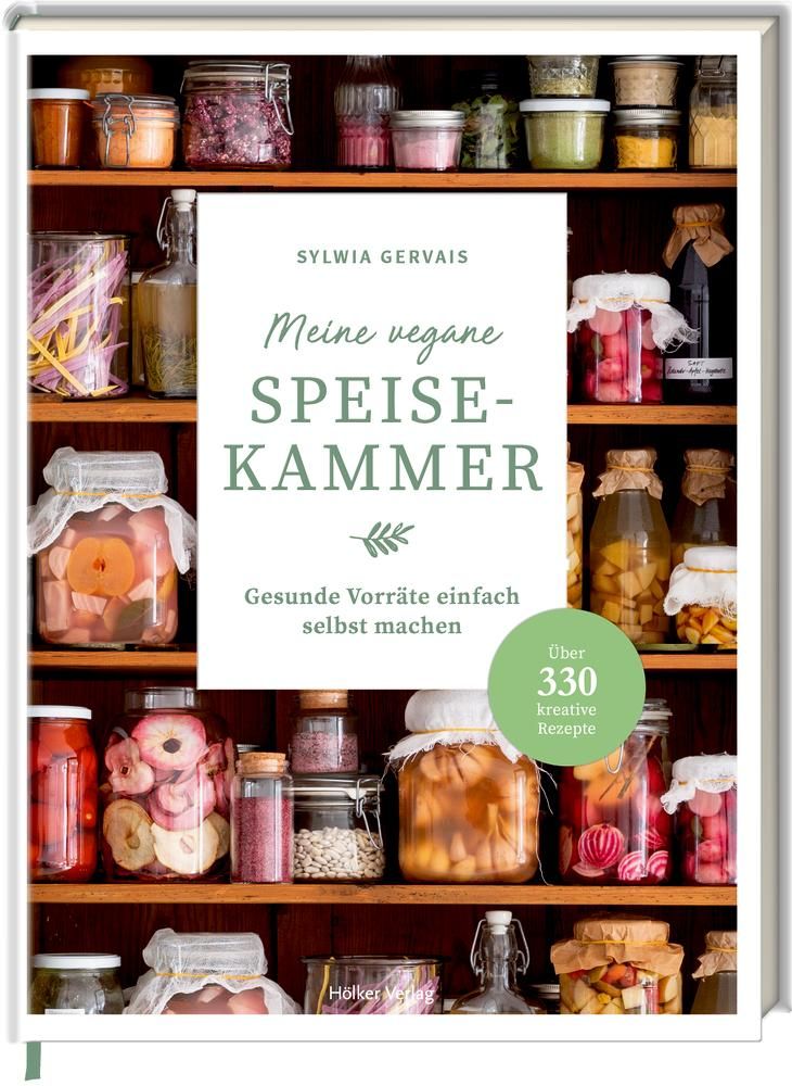 Buchcover: „Meine vegane Speisekammer“. Titel, Autor, und über 330 Rezepte. Regale mit Einmachgläsern gefüllt mit Lebensmitteln.