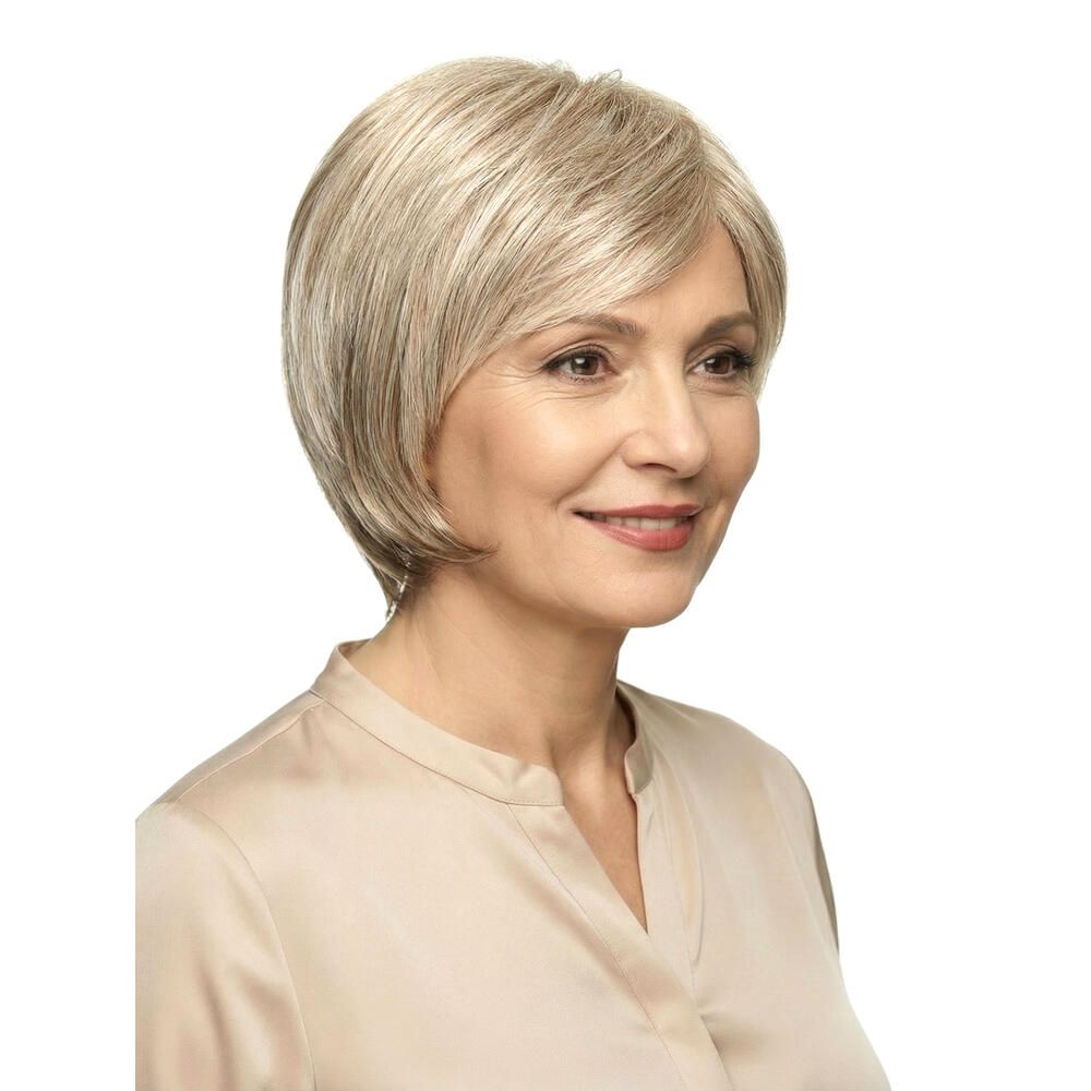 Kurzhaarperücke in Blondtönen, Nahaufnahme. Haarschnitt mit Pony.