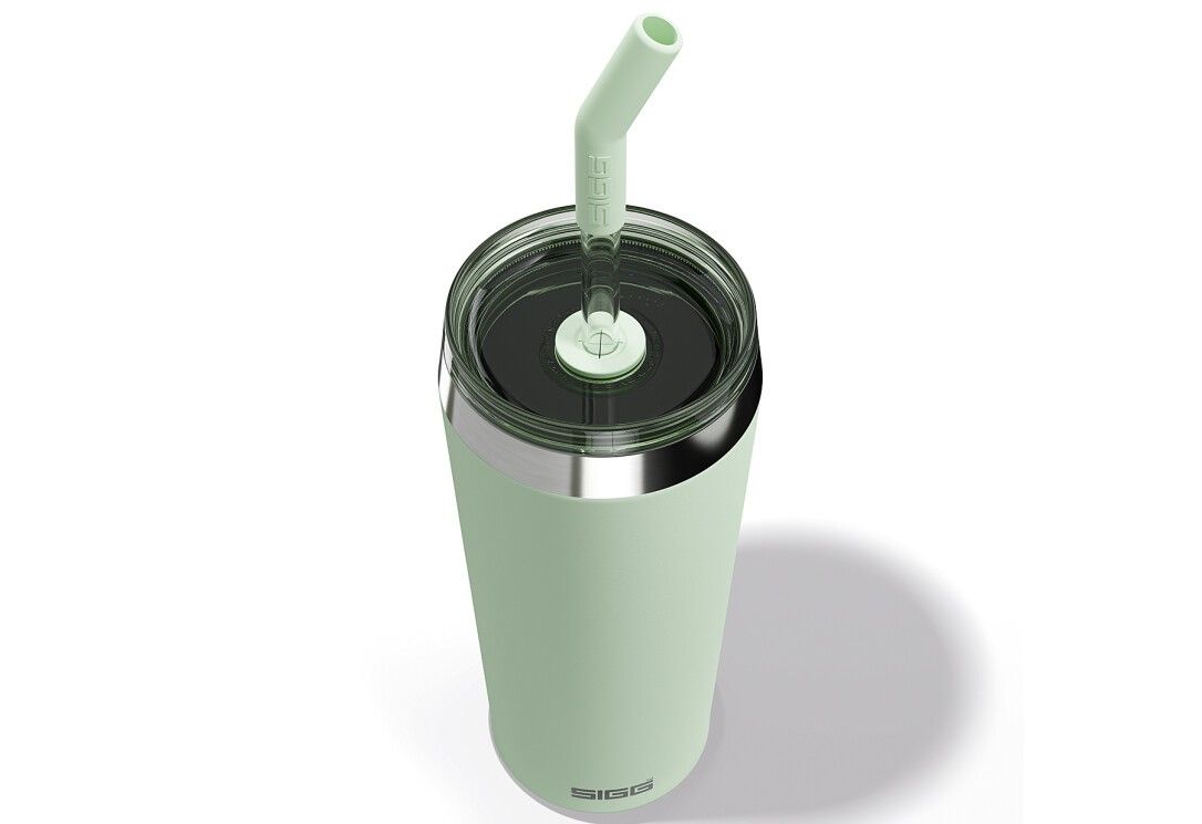 Hellgrüner Isolierbecher mit Trinkhalm. Deckel mit Trinköffnung. SIGG-Logo am Boden sichtbar.