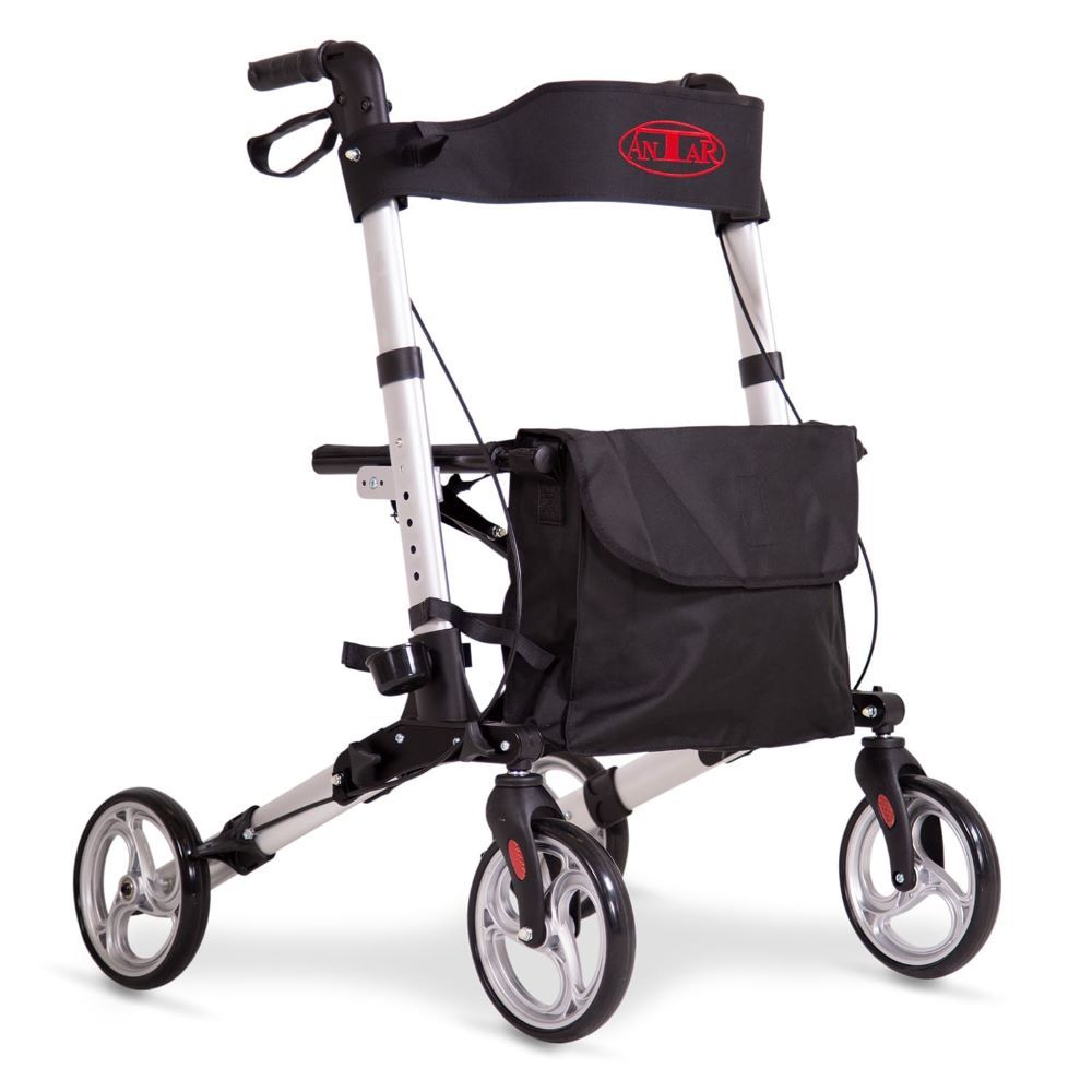 Rollator mit Einkaufskorb. Silberfarbenes Gestell, schwarze Sitzfläche und Tasche. Drei Räder.