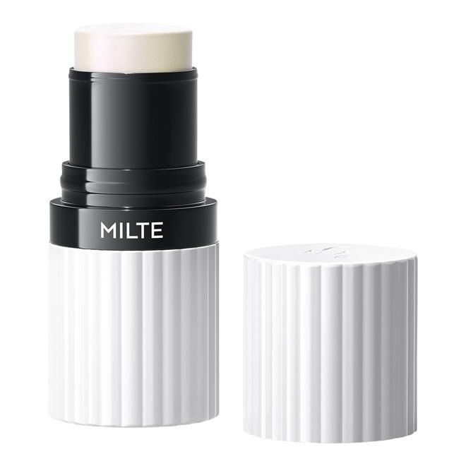 Ein weißer Highlighter-Stick mit geripptem Deckel und schwarzem Schaft. Die Kappe liegt daneben.