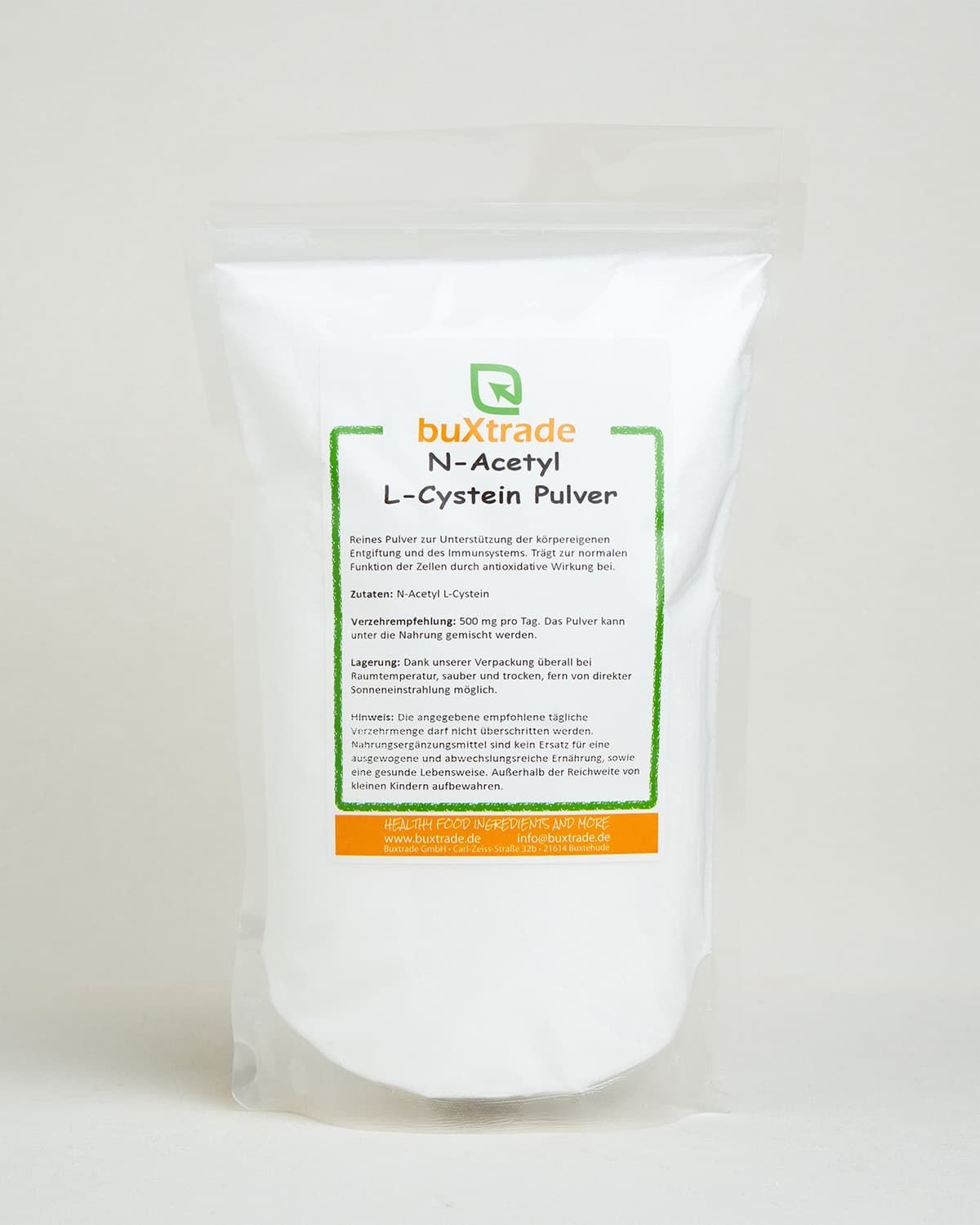 Verpackung N-Acetyl L-Cystein Pulver von buxtrade. Enthält eine Holzschaufel.